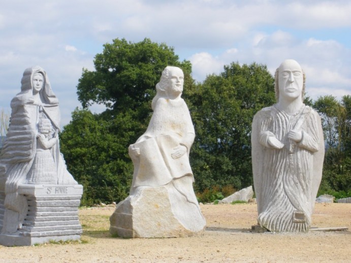 Trois sculptures présentes actuellement dans la Vallée des Saints.