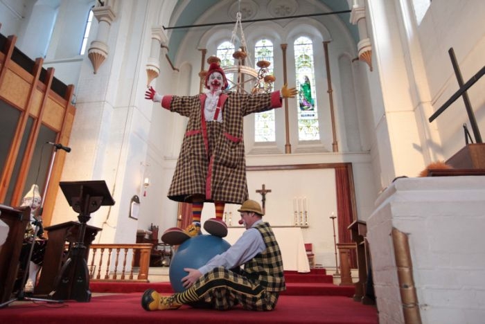 https://www.voyageurs-du-net.com/wp-content/uploads/2014/02/londres-insolite-messe-clowns-05.jpg